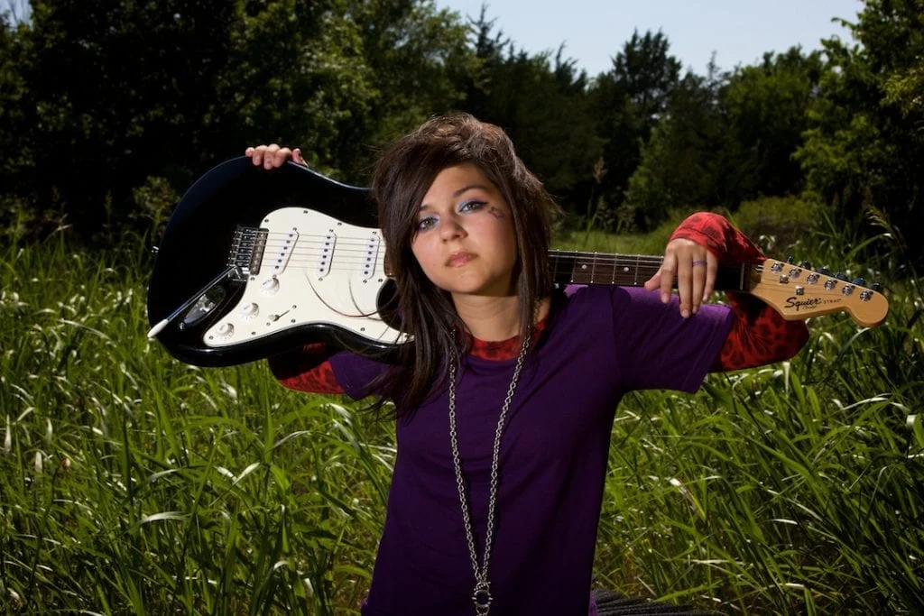 Girl with guitar 