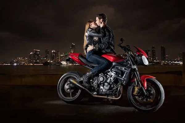 Photo guy and girl kissing on motorcycle